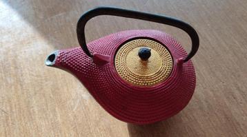 Traditionele Japanse gietijzeren theepot, roodgoud geverfd beschikbaar voor biedingen