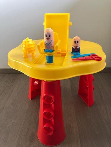 Plasticine tafel beschikbaar voor biedingen