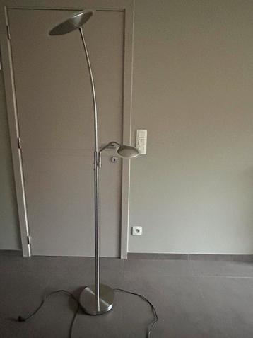 Zilverkleurige staande lamp met verstelbare leeslamp  beschikbaar voor biedingen
