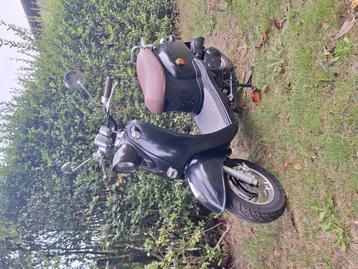 4 takt scooter 50cc start en rijd goed papieren en sleutel  beschikbaar voor biedingen