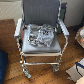 Bedtafel, rollator, staphulp, 2 toiletstoelen, opzetbril beschikbaar voor biedingen