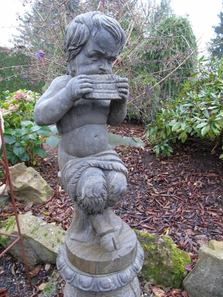 beeldje van blauwe steen dat in de massa is uitgehouwen, Tuin en Terras, Tuinwanddecoratie, Zo goed als nieuw, Ophalen