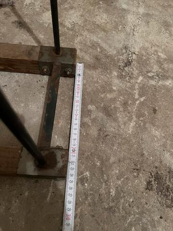 Houten en metalen houthouder beschikbaar voor biedingen