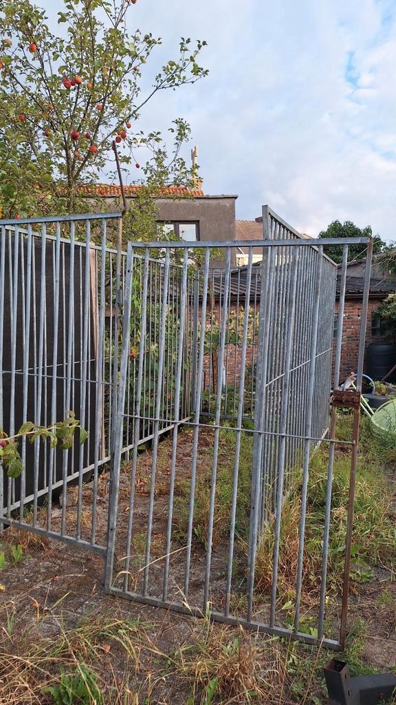 Stukken van een metalen hondenren, Tuin en Terras, Tuinhekken en Hekwerk, Gebruikt, Ophalen