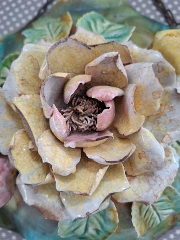 Suspension pour plantes en céramique. Décorée de roses. beschikbaar voor biedingen