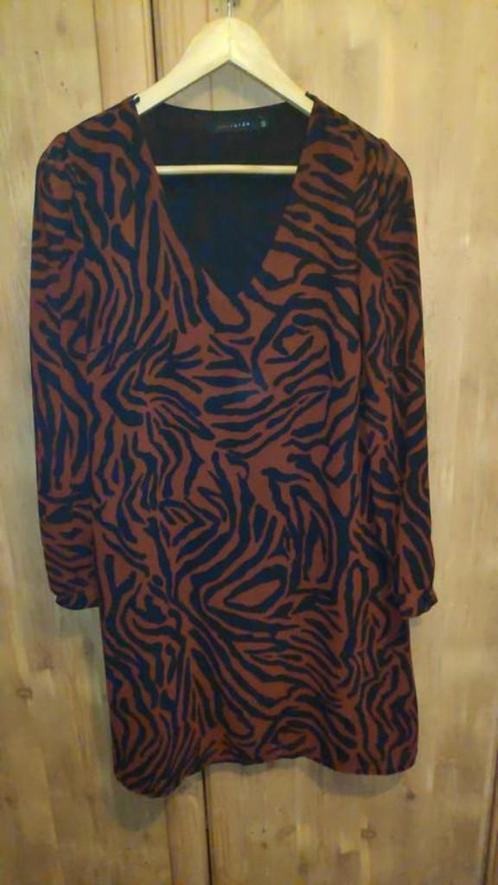 Rode jurk met zebraprint LolaLiza, Kleding | Dames, Jurken, Zo goed als nieuw, Maat 38/40 (M), Zwart, Ophalen of Verzenden