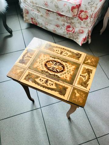 Vintage muziek tafeltje  beschikbaar voor biedingen