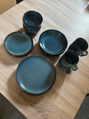 Set van borden en kopjes voor 4 personen, Enlèvement, Comme neuf, Autres styles, Assiettes(s)