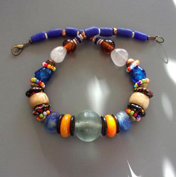Blauwe korte ketting voor dames in vintage Afrikaanse kralen beschikbaar voor biedingen