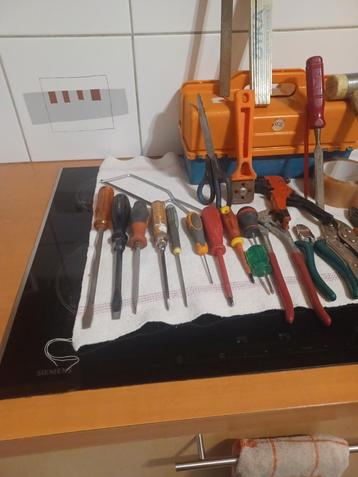 Werkkoffer met gereedschap 25st tangen schroevendraaiers enz beschikbaar voor biedingen