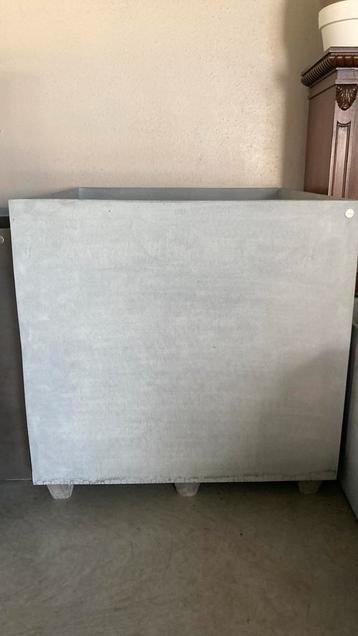 Fiberstone plantenbak van 100x100x100cm beschikbaar voor biedingen