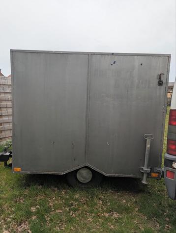 Gesloten aanhanger -750 kg – waterdicht – €600 beschikbaar voor biedingen