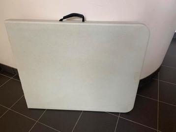 Opvouwbare tafel beschikbaar voor biedingen