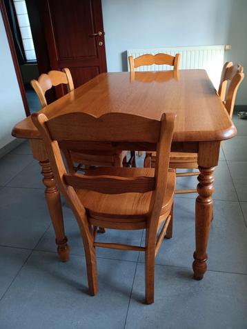 Massief eiken keukentafel en 4 stoelen beschikbaar voor biedingen
