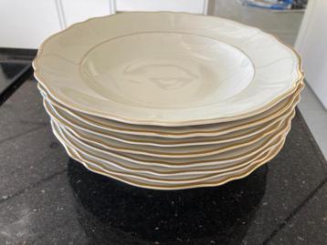 8 diepe borden in ecru met gouden randje. Perfecte staat  beschikbaar voor biedingen