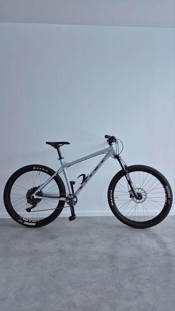 MTB Vitus Nucleus VRS 27.5” – Oryx Grey – Large, Vélos & Vélomoteurs, Vélos | VTT & Mountainbikes, Comme neuf, VTT semi-rigide