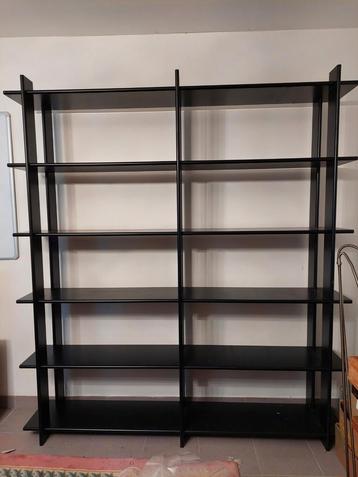 Zeer stevig  rek van zwart gelakt hout. beschikbaar voor biedingen