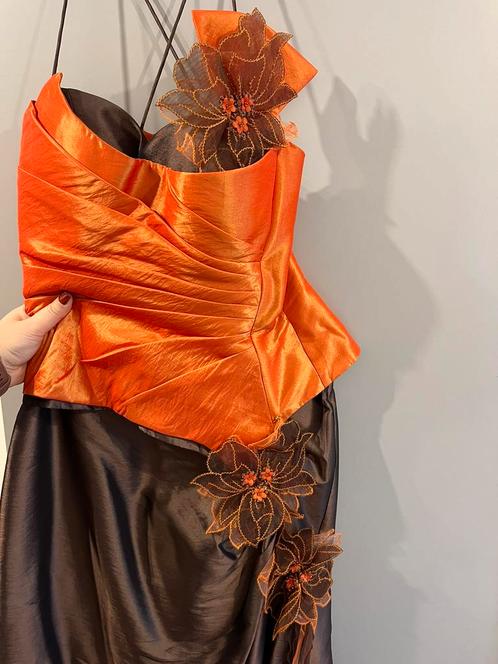 Robe cérémonie marron et orange avec chapeau et sac assortis, Kleding | Dames, Gelegenheidskleding, Zo goed als nieuw, Cocktailjurk
