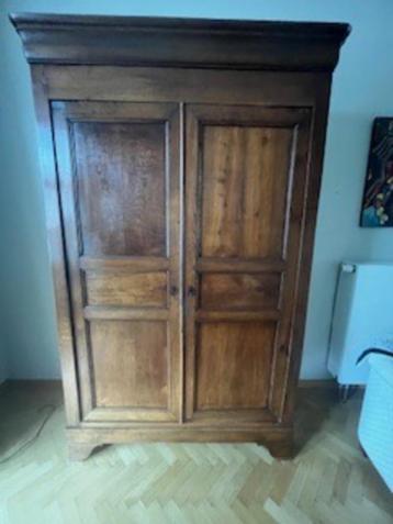 Antieke Franse linnenkast  beschikbaar voor biedingen