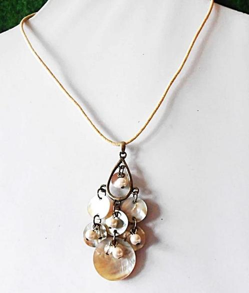AVON: Prachtige ketting van parelmoer, Handtassen en Accessoires, Kettingen, Nieuw, Steen of Mineraal, Wit, Ophalen of Verzenden