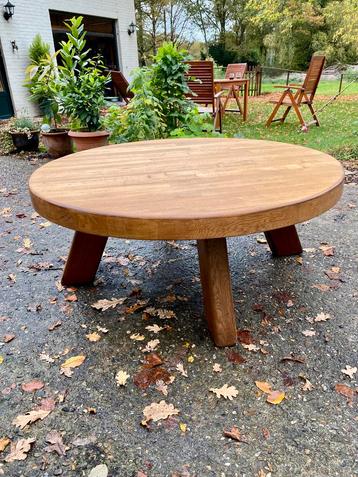 Grote houten ronde brutalist salontafel eikenhout beschikbaar voor biedingen