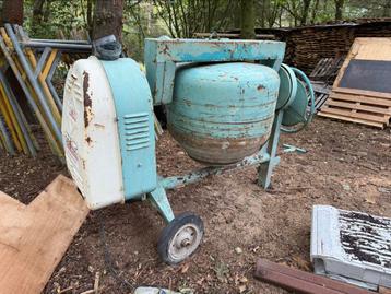 Beton molen voor 3 kruiwagens beschikbaar voor biedingen