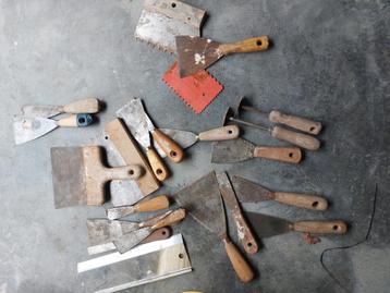 Aantal plamuurmessen, lijmkammen, schrapers beschikbaar voor biedingen