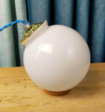 Kleine witte tafellamp met wereldbol