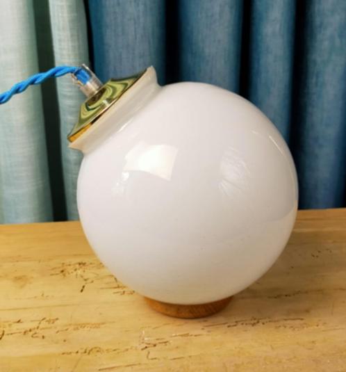 Lampe à poser petit globe blanc, Antiquités & Art, Antiquités | Éclairage, Envoi