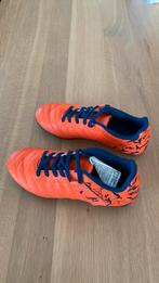 Kipsta voetbalschoenen en beschermers maat 31, Sport en Fitness, Voetbal, Ophalen, Zo goed als nieuw, Schoenen