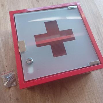 Medicijnkastje EHBO– rood kruis, groot karakter!  beschikbaar voor biedingen