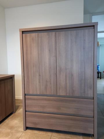 Eetkamerset: tafel, dressoir en kast beschikbaar voor biedingen