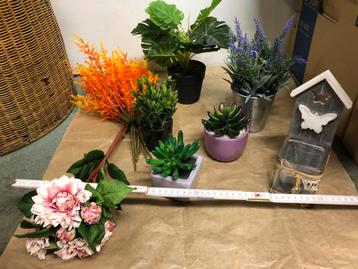 kunstbloemen en slingers beschikbaar voor biedingen