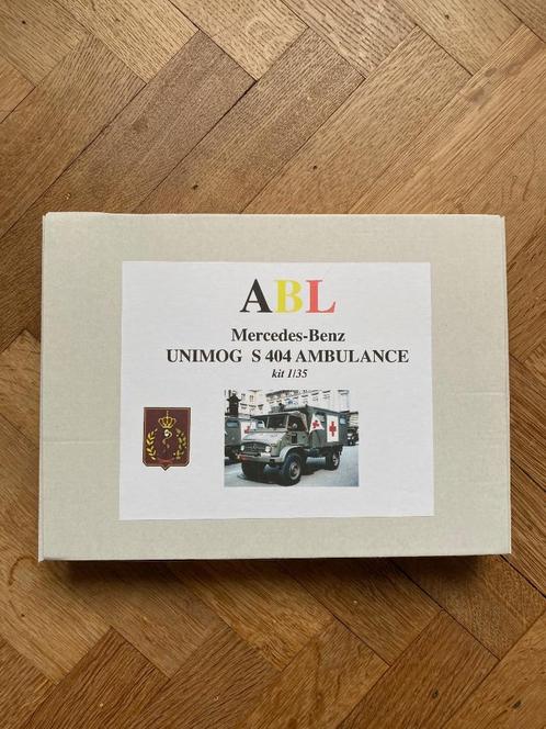 UNIMOG S 404 AMBULANCE - MERCEDES-BENZ - 1:35, Hobby en Vrije tijd, Modelbouw | Auto's en Voertuigen, Nieuw, Truck, 1:32 tot 1:50