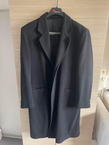Zwarte lange mantel maat 52 beschikbaar voor biedingen
