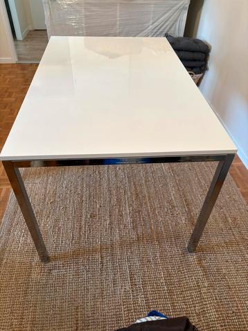 Gelakte eettafel beschikbaar voor biedingen