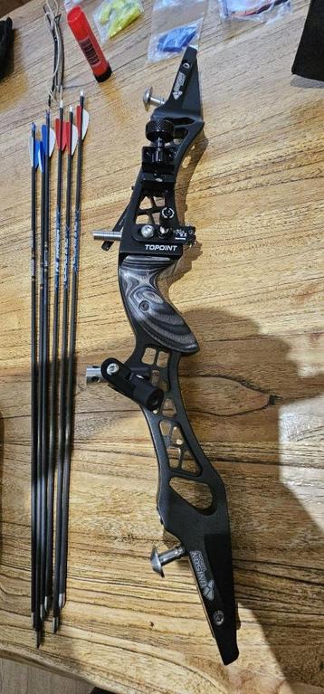 links handige recurve boog beschikbaar voor biedingen