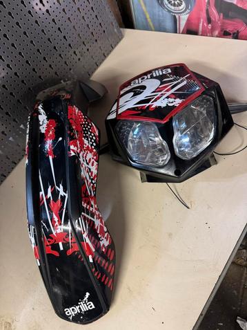 Koplamp en voorspatbord aprillia sx 50 2010 beschikbaar voor biedingen