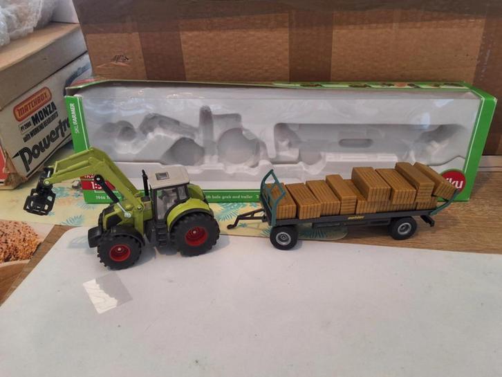 siku 1946 schaal 1:50 traktor met aanhangwagen geladen met s, Hobby en Vrije tijd, Modelauto's | 1:50, Zo goed als nieuw, Hijskraan, Tractor of Landbouw