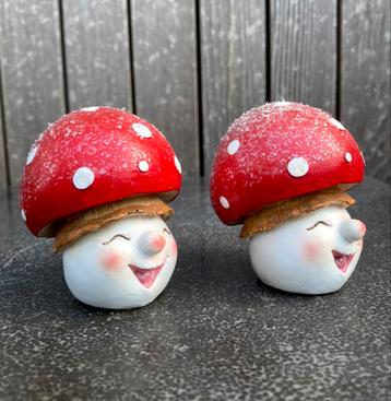 Set van twee decoratieve paddenstoeltjes beschikbaar voor biedingen