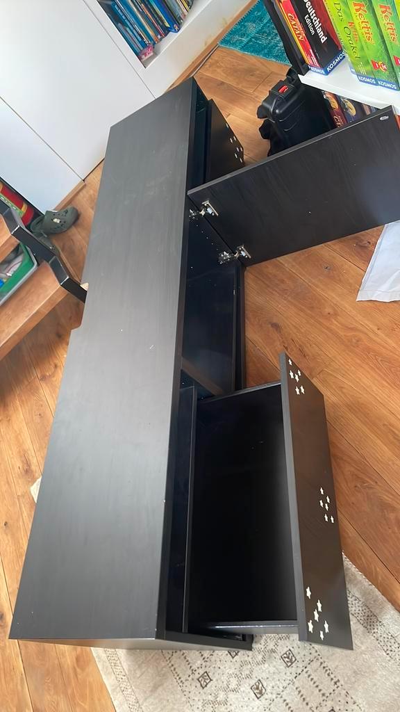 Ikea tv board for free. Pick it up till 2.11.25, Huis en Inrichting, Kasten |Televisiemeubels, Zo goed als nieuw, Ophalen