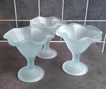 blauwe ijscoupes mat glas 3 stuks, Huis en Inrichting, Keuken | Servies, Ophalen of Verzenden, Glas