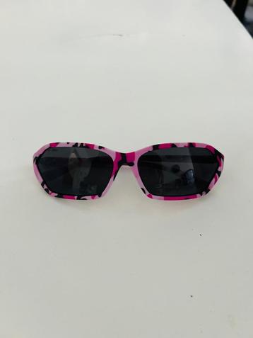 Lunettes de soleil WOMEN rectangulaire rose au style vintage disponible aux enchères