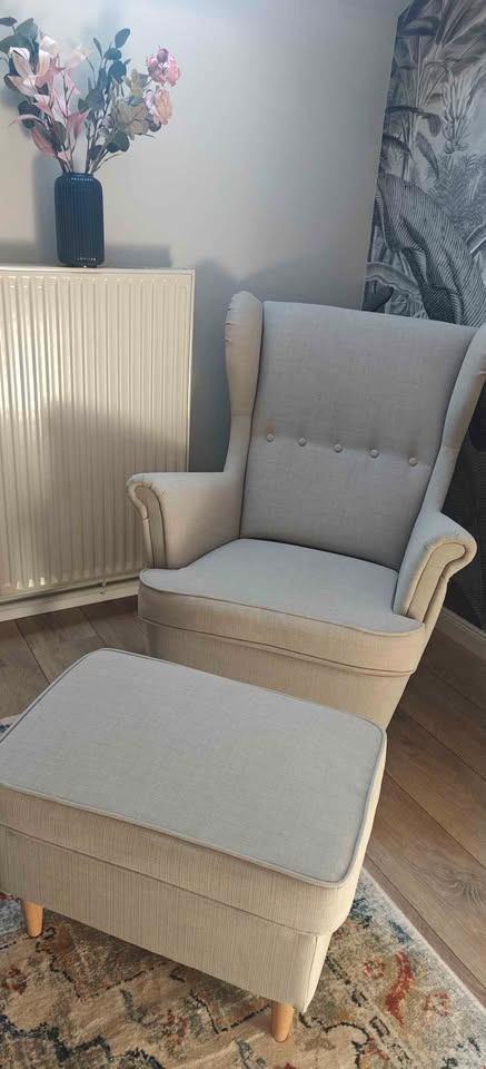 Ensemble fauteuil et pouf Ikea Strandmon, Maison & Meubles, Fauteuils, Comme neuf, Tissus, 75 à 100 cm, 75 à 100 cm, Enlèvement
