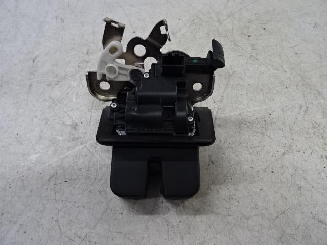 SERRURE COFFRE Audi A3 (8V1 / 8VK) (8R0827505), Utilisé, Audi, Haillon arrière