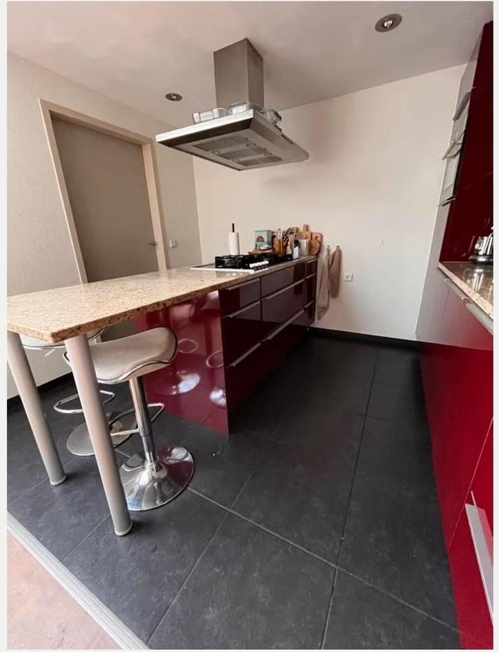 Cuisine équipée, Huis en Inrichting, Keuken | Complete keukens, Gebruikt, Overige typen, Rood, Graniet of Steen, Met kookeiland