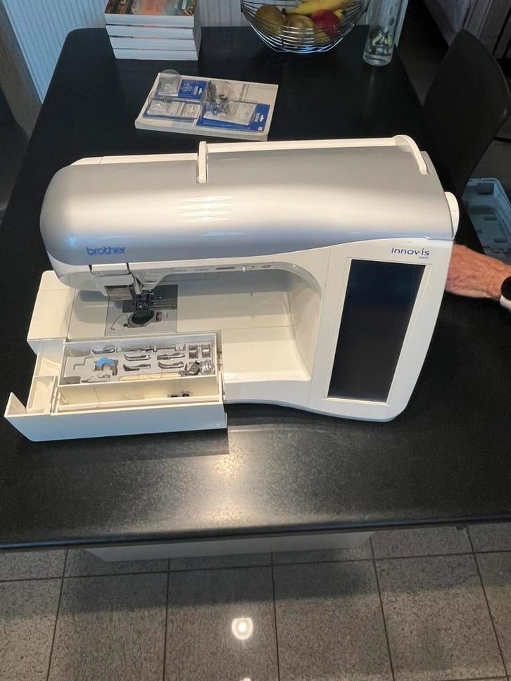 Brother NV4000 gecomputeriserende naai- en borduurmachine, Hobby & Loisirs créatifs, Machines à coudre & Accessoires, Comme neuf