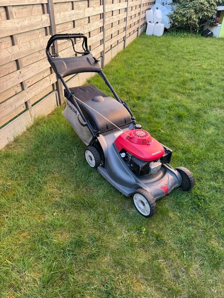 Honda benzine grasmaaie, Tuin en Terras, Grasmaaiers, Ophalen, Zo goed als nieuw, Opvangbak