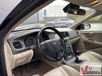 Volvo V60 1.6 T3 Kinetic | Leder | Climate | Cruise | Navi |, Auto's, Volvo, 139 g/km, Zwart, Start-stop-systeem, Overige kleuren