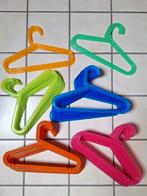 50 kleurrijke kinderkleerhangers aan spotprijs, Kleding | Dames, Ophalen, Kunststof, Kinderen